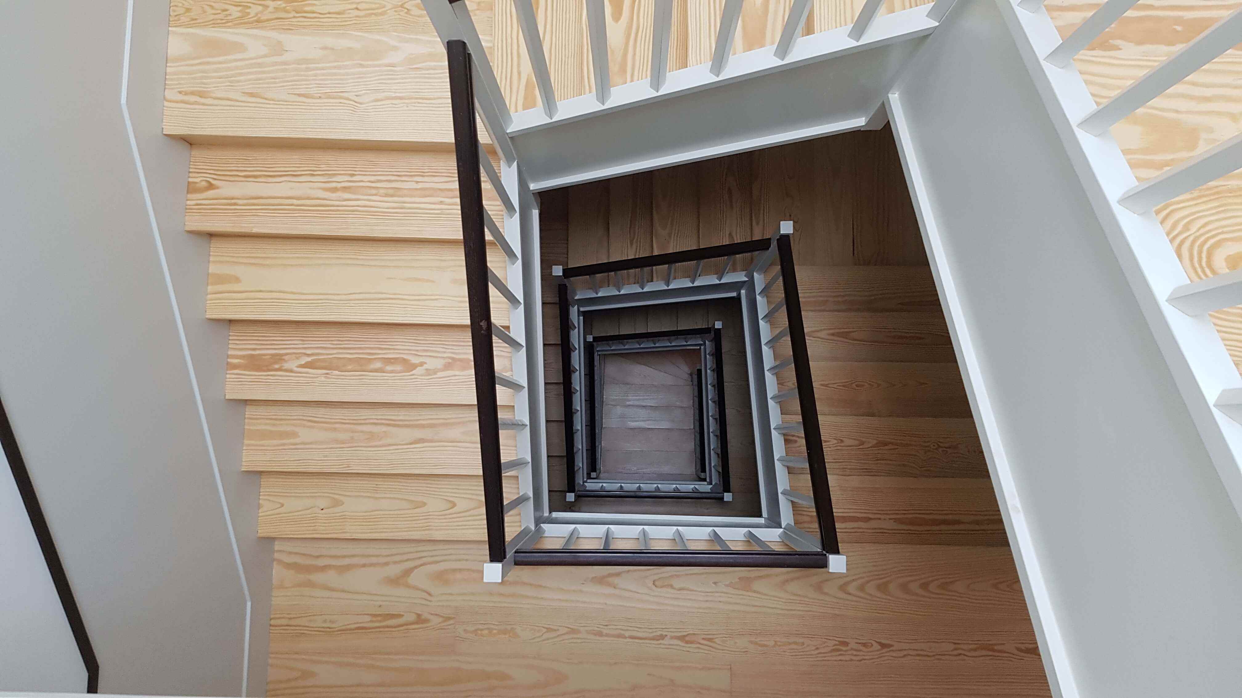 Reabilitação e transformação de dois edifícios independentes num único edifício